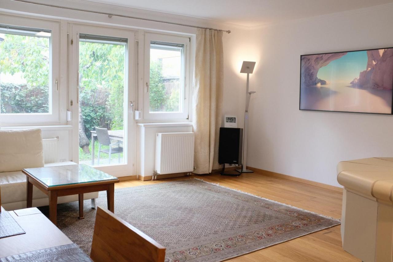 Gazde/Camere de închiriat Town House Near Metro & Center *